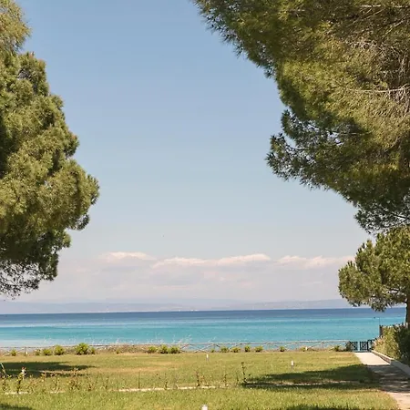 Amalthia & Αthena Beachfront Houses, Pefkohori #Feelslikehome 度假居 佩科霍里