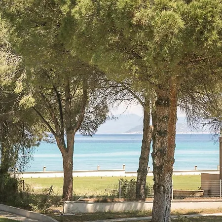 Hébergement de vacances Amalthia & Αthena Beachfront Houses, Pefkohori #Feelslikehome *