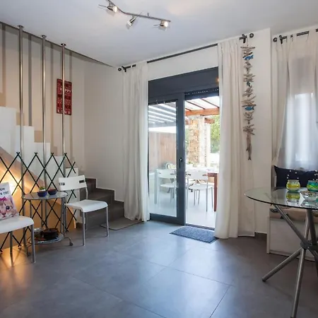 Hébergement de vacances Amalthia & Αthena Beachfront Houses, Pefkohori #Feelslikehome *